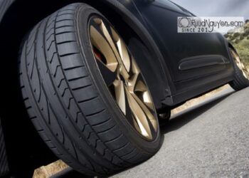 Cách xử lý và cách phòng tránh ô tô bị nổ lốp trên đường